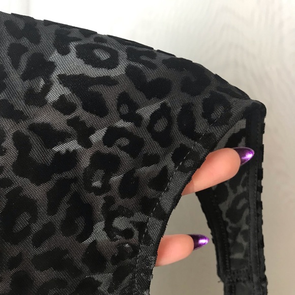 🚫SOLD🚫Express mesh & velvet burnout crop tank - Picture 4 of 7